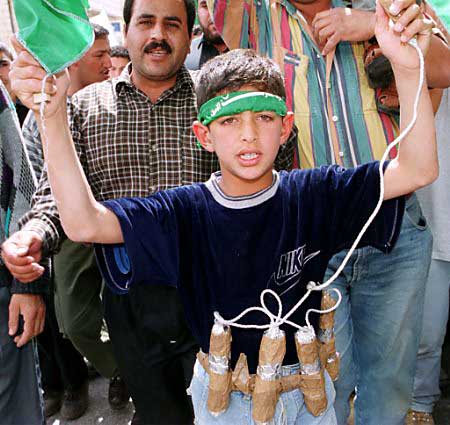 Ein Kind wird zum Selbstmordattentäter abgerichtet