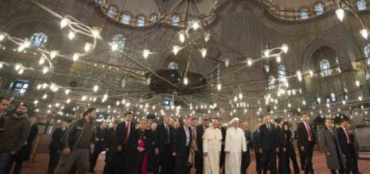 pope_francis_prays_in_istanbuls_blue_mosque